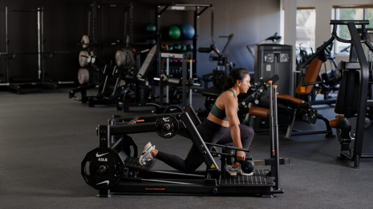 Diseño de gimnasios, fidelización y active aging: cómo crear espacios que el cliente no quiera abandonar 8 GPL0625 Zancada de Gluteo
