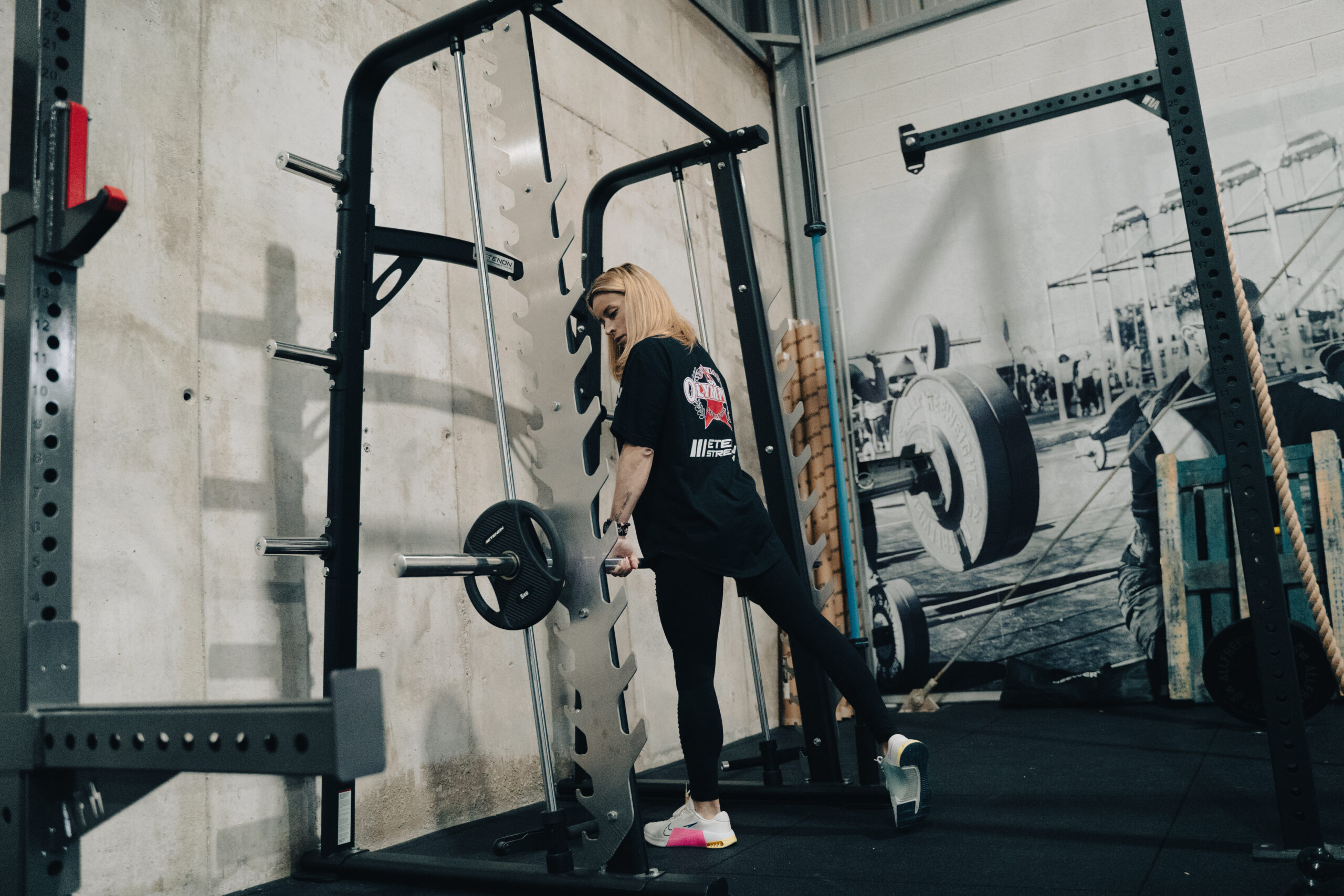 Cómo diseñar y equipar un área de ejercicio para bajar de peso: una de las grandes tendencias del fitness 1 PC0927 Multipower con rack3 scaled